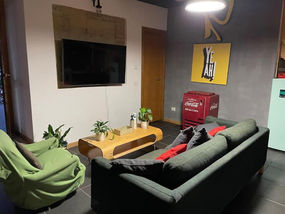 Kamyhouse Una Tranquilla Struttura Nel Verde Villa Nápoles Exterior foto